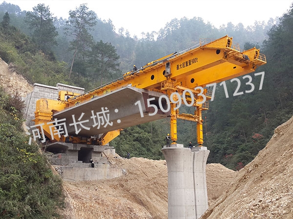 宜賓900噸高鐵架橋機過隧道 宜賓900噸高鐵架橋機過隧道