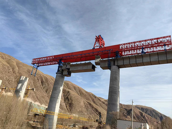 32米長(zhǎng)節(jié)段拼架橋機(jī)
