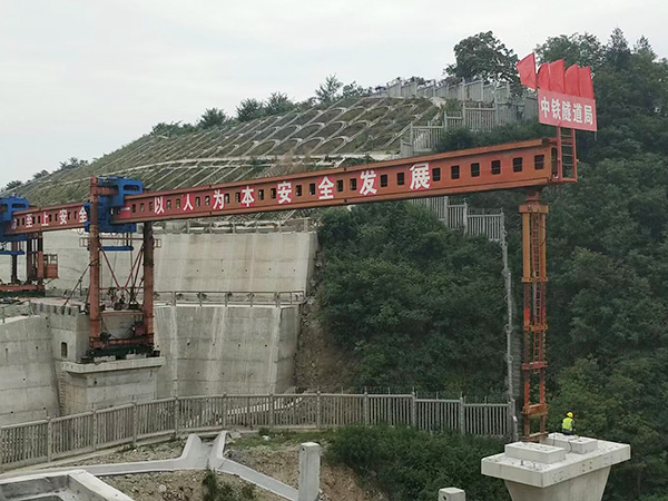 50-450噸自平衡過跨架橋機(jī)