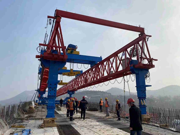 南寧220噸自平衡架橋機(jī)架梁